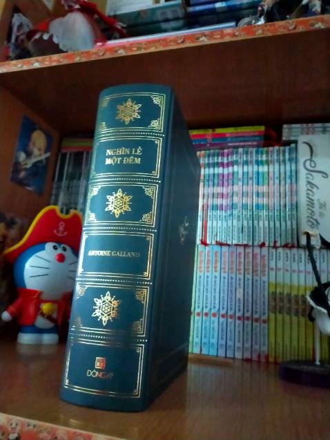 Giao hàng nhanh. Đặt tối hôm qua hôm nay đã giao tới Đà Lạt rồi. 
Shipper nhiệt tình, thân thiện
Bọc hàng cẩn thận. Không móp méo. Còn tặng thêm 4 bookmark Tiki
Truyện thì có 2 postcard và  1 bookmark