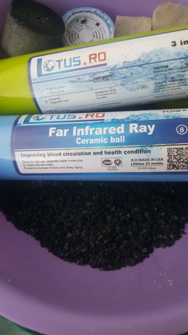 Mình lắp vào xả nước cả ngày cho hết chua mà pH đo dc tầm 5 trong khi pH đầu vào là 7 (nước máy ở hcm) , quá thấp để uống. Mình mua lõi lọc của Karofi từ lõi số 5 trở đi để thay vào thì pH tăng lên 8.
Cưa mấy lõi lọc ra xem thì thấy toàn là than. Nhờ cửa hàng giải thích hộ xem như v có đúng k.