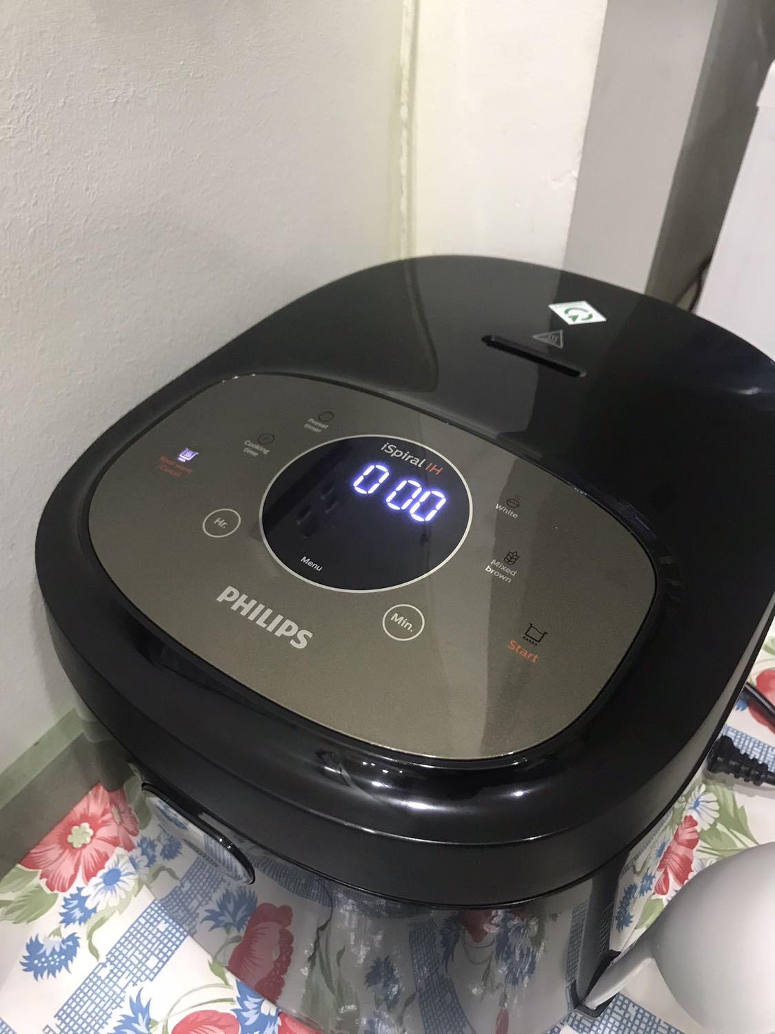 Sau hơn năm sử dụng mình có 1 số nhận xét:
Tích cực:
Nồi trông xịn, có nhiều chức năng và nấu cơm ngon. Hẹn được giờ lên đến 24h thì phải. Hiệu suất bền bỉ trộm vía chưa thấy vấn đề gì to tát.

Chưa ổn:
Chưa có chỗ thoát nước. Nước chảy lênh láng quanh viền nồi. Một thời gian sau thì tình trạng này đỡ.

Nồi bên trong nặng, rửa hơi mệt, dùng nhanh bị mòn lớp bóng chống dính ban đầu.

Mặt cảm ứng xịn quá nhiều khi mình chỉ quệt nhầm tay vào là nó nhảy chế độ khác khi cơm chưa kịp chín 🥲