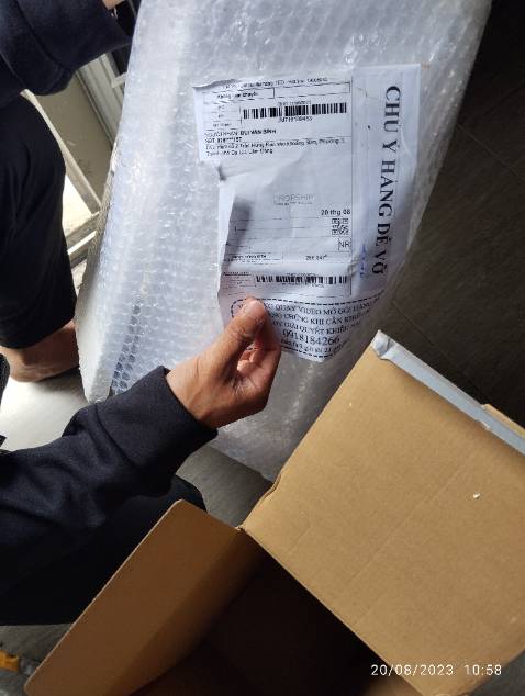 Tin tưởng nên đã giao tiền. Nghe lách cách, mở bên trong xem thấy hàng bị vỡ.