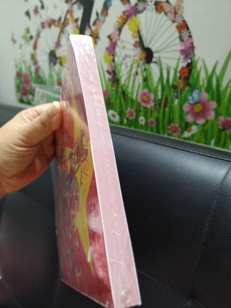 Lúc nhận hàng còn bọc màng co nhìn đã lắm. Lấy ra đọc được vài trang con bé nhà mình làm nhàu trang đầu và gẫy bìa xót cả ruột. Hình thức đẹp trang nào cũng ảnh màu. Mình không thích màu đỏ mà cuốn này toàn đỏ là chính nhưng không hiểu sao nhìn lại rất thích. Chắc vì màu áo tuyển thủ màu cờ tổ quốc. Nội dung thì viết thông tin cơ bản và 1 bài viết về các cầu thủ huấn luyện viên. Chưa có dịp đọc nhưng mình tin qua đây mình hiểu họ nhiều hơn và quý mến họ hơn. Nói chung sách này không thể thiếu đối với những ai mê bóng đá. Mình cũng canh đợt sale 40 đến 50% để mua Thường Châu Tuyết Trắng, U23 những chuyện chưa kể, Trần trụi bóng đá Việt, Tự truyện Lê Công Vinh, Từ Thường Châu tới vô địch AFF cup và giờ cuốn này. Mình mua cuốn này đợt sale giảm giá 45% nên rất thích.