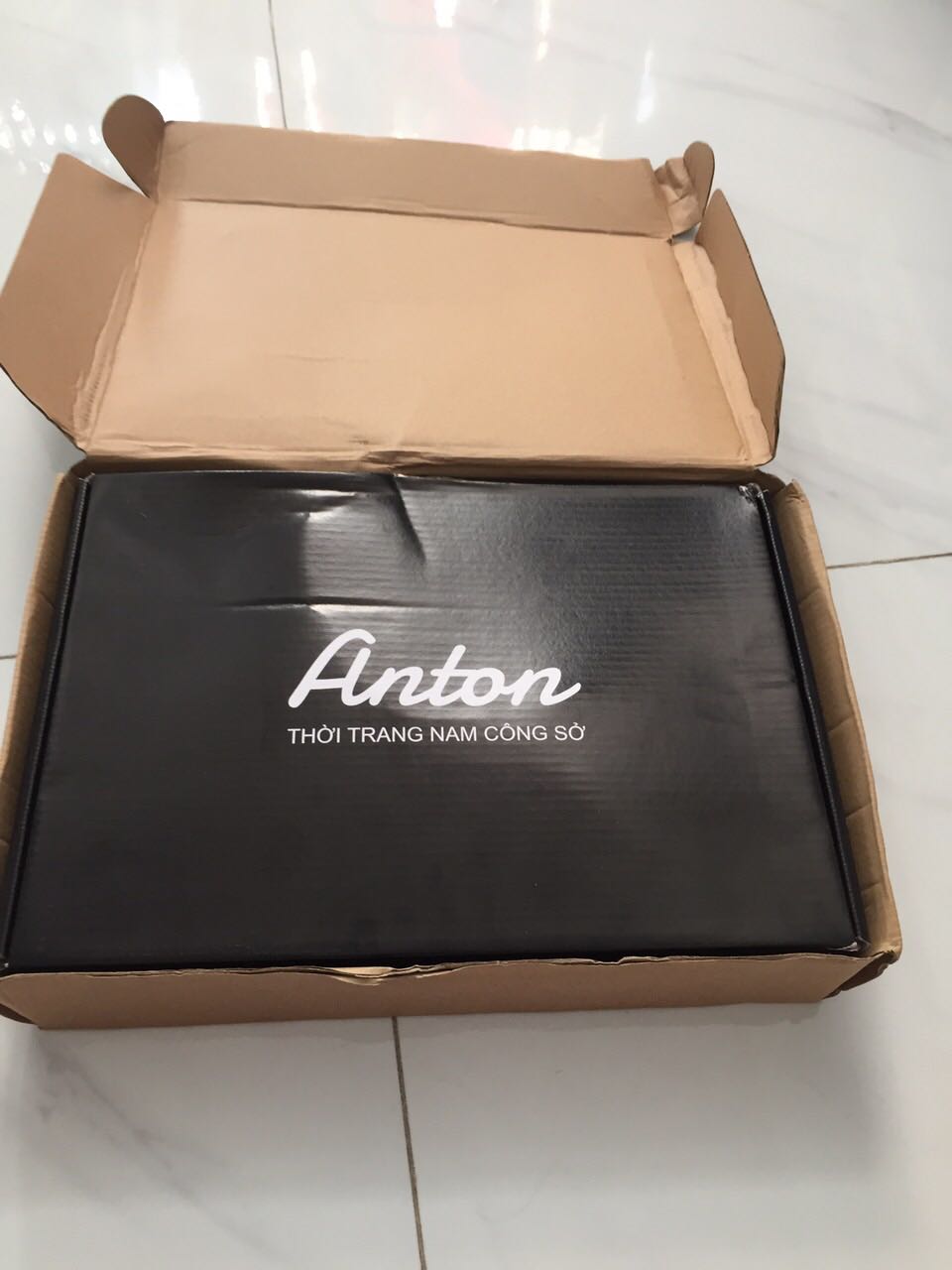 Hàng tương đối ok, vai mem min mat,đóng hộp đẹp nhưng do đơn vị vận chuyển hay sao mà móp hộp hết rồi, mua tặng mà hộp vạy mất hết giá trị cái áo.