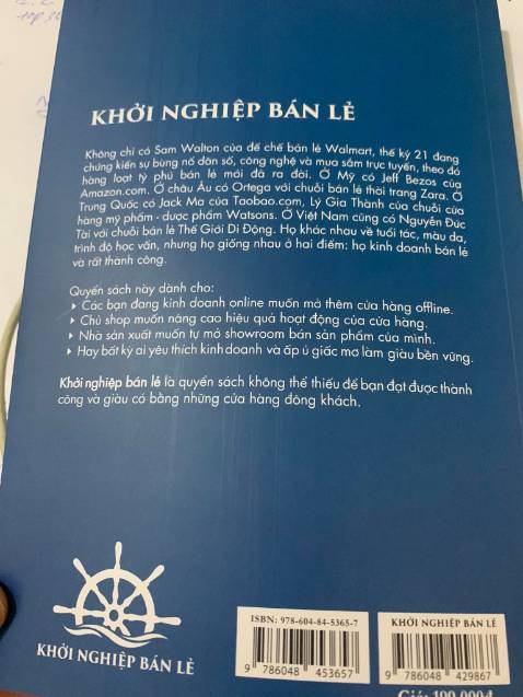 Mình tình cờ thấy cuốn sách ở trên trang ***. Lục lọi tìm kiếm ở trên Tiki và mua được với giá sale. Mặc dù mua dịch nhưng sách vẫn về rất nhanh và được đóng gọi rất cẩn thận. Về nội dung sách, mình cảm thấy sách viết rất chi tiết, cảm nhận được những dòng tâm sự của anh Phong rất thân thiện cứ như là đang nói chuyện, gặp mặt trực tiếp với anh vậy. Nội dung sách viết rất thực tế không bị lan man dài dòng như đa số những cuốn sách dạy về kinh tế, kinh doanh khác. Từ cách tìm ra ý tưởng, lên kế hoạch kinh doanh, huy động vốn, thu hút khách hàng hay mở thêm cửa hàng mới đều được anh Phong chia sẻ ở trong đây. Cuốn sách này đã làm mình thay đổi nhận thức về những của hàng bán lẻ. Nếu có cơ hội sau này, mình hi vọng 1 lần được gặp trực tiếp và giao lưu với anh Phong về những vấn đề trong kinh doanh còn vướng mắc.