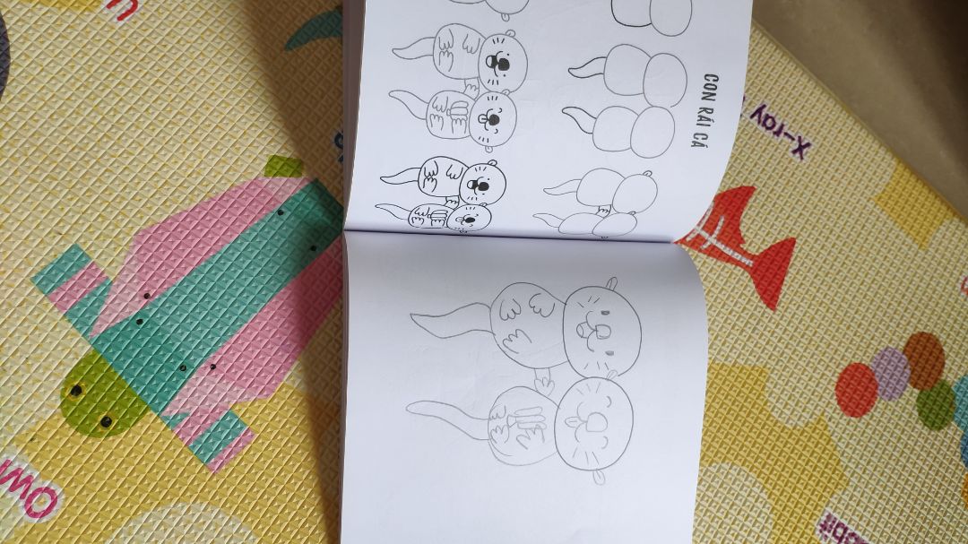 Sách hướng dẫn rất dễ hiểu, hình đáng yêu. Bé nhà mình 7 tuổi trong 1 ngày đã vẽ hết sạch gần 40 hình vẽ trong sách rồi. ? Chắc phải bắt nó tô màu vào cho đỡ phí. :)))