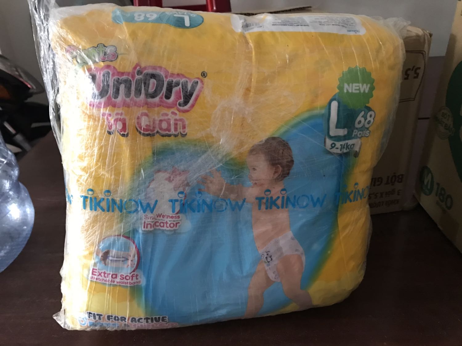 Phần thun rộng rãi nhưng bé ị dễ bị tràn lên lưng. Dùng tạm ổn.
Hình đính kèm là size L của 3 loại bỉm: Goon friend, Uni dry và Pampers. Phần thun của Uni rộng rãi nhất, Pampers thấm hút tốt nhất.