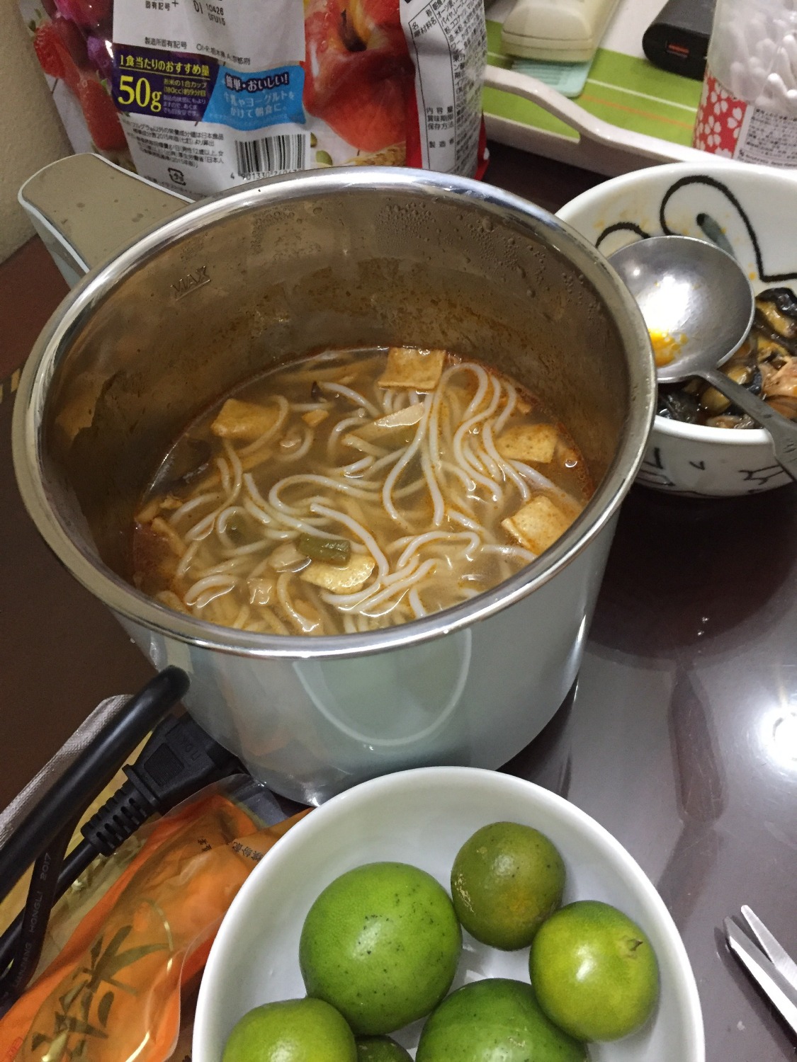 Mình mua có *** đ, dịp 11.11. Chạy tốt, độ nóng ổn. đúng như hình ảnh mô tả - TIKI đóng gói cẩn thận. Dùng, rửa cẩn thận và không để nồi quá mức max thì sẽ rất bền. chất liệu inox cũng khá . Nấu lẩu mini và nấu cháo du lịch cho em bé dùng được..