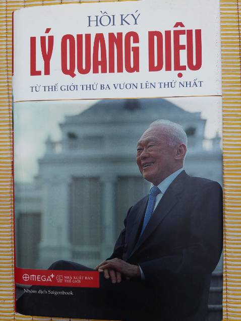 Xét một khía cạnh nào đó nếu coi chính trị quốc gia là tổng hợp của hai quá trình “ Giành *** “ và “ Giữ *** “ thì hai tập hồi ký là sự phản ánh rõ nét hai quá trình đó trong đời họat động chính trị của Lý Quang Diệu. Trong khi phần một là câu chuyện “ Giành *** “, con đường của Lý từ thuở niêu thiếu cho đến khi tham gia thành lập đảng PAP rồi trở thành thủ tướng một nước Singapore độc lập năm 1965 thì phần hai là câu chuyện hơn 30 năm thực thi việc “ Giữ *** ” của PAP và cá nhân Thủ tướng Lý để giữ gìn nền độc lập và đưa Singapore từ một nước nghèo nàn của thế giới thứ ba vươn lên thế giới thứ nhất.
Phần hai hồi ký không chỉ có thế, ngoài việc làm nổi bật các mục tiêu, chính sách được cá nhân Lý Quang Diệu và các đồng sự thực thi giúp Singapore có được vị thế như ngày hôm nay, một phần lớn nội dung cuốn sách mô tả các hoạt động ngoại giao, quan hệ quốc tế giúp nâng cao vị thế của Sigapore đối với khu vực và thế giới. Với hơn 30 năm làm Thủ tướng cùng khoảng thời gian làm bộ trưởng cao cấp sau đó, Lý Quang Diệu chứng tỏ là người không chỉ giàu kinh nghiệm đối với các dàn xếp chính trị mà còn ở khả năng kỹ trị hiệu quả. Cho dù nhiều đoạn trong hồi ký có tính chủ quan thiên kiến của tác giả thì vẫn phải thừa nhận rằng trách nhiệm, tầm nhìn, nhãn quan chính trị sắc sảo của Lý Quang Diệu  đã giúp ông vượt ra khỏi các vấn đề của riêng Singapore đến với cả các vấn đề chính trị khu vực và quốc tế để lại nhiều bài học quý cho độc giả.