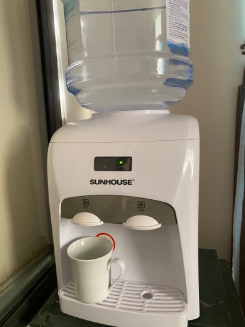 Cây nước nóng nhỏ gọn, dễ sử dụng.
Mới đầu vòi nóng không ra nước, sau liên hệ tiki làm theo hướng dẫn thì cây nước đã dùng được bình thường.
(Nhấc bình nước lên đồng thời bấm vòi để không khí lùa vào, nước bị nghẽn lưu thông được)