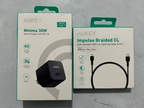 Sạc chuẩn, gọn nhẹ tiện mang đi, rất xứng đáng giá tiền, shop phản hồi thắc mắc rất nhanh, đóng gói hàng cẩn thận. hàng chính hãng nên rất yên tâm