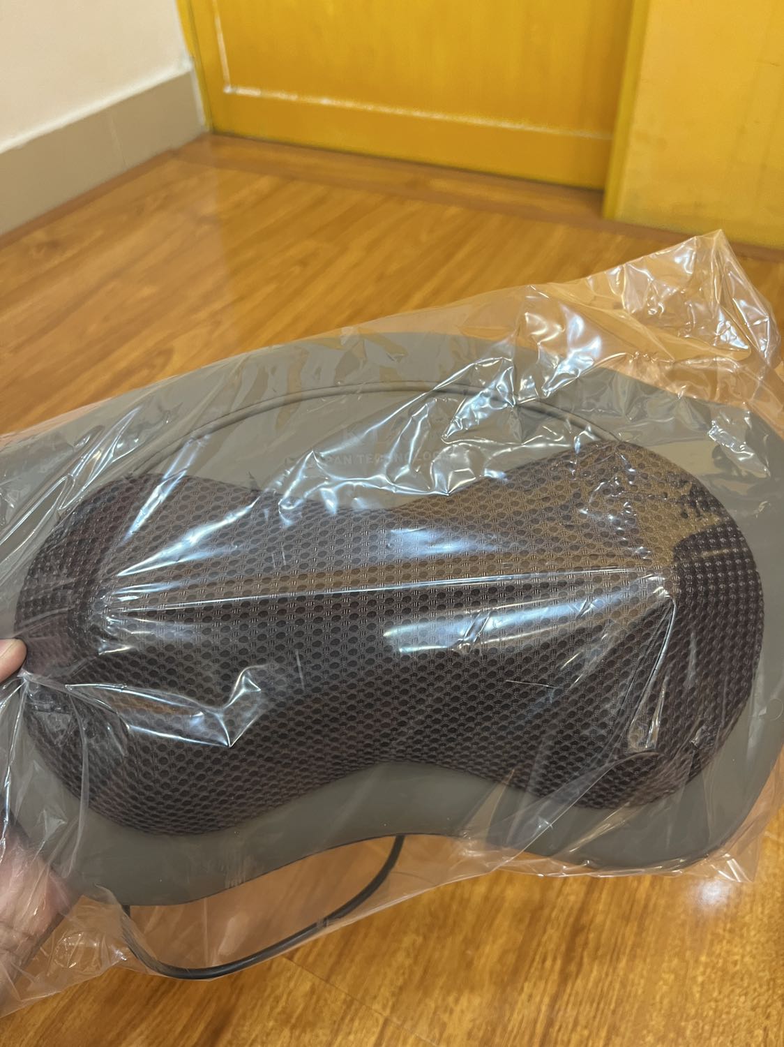 Sản phẩm đóng gói rất kĩ, chất liệu bằng da rất bền. Khác hẳn so với mong đợi của mình. Thấy công ty khá là uy tín. Sản phẩm còn có dây cắm với 1 dây không biết có tác dụng gì. Nhưng mà xài thấy rất ok và dễ chịu. Nếu có sử dụng sẽ ủng hộ shop tiếp