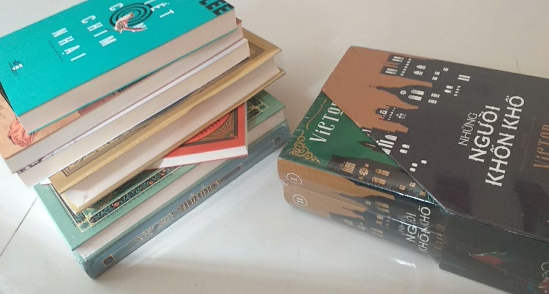 sách đẹp, bìa đẹp rất đẹp, có hình minh họa nữa, và đừng nhìn bìa mà nhầm lẫn như mình nhé, lúc đầu còn tưởng đó là hai nhân vật chính ai ngờ....nhưng nội dung hay lắm lắm, châm biếm đúng nơi đúng chỗ và mình rất có cảm tình với Elizabeth cũng như Jane hai chị em nhà này vừa thông minh vừa đẹp =)))