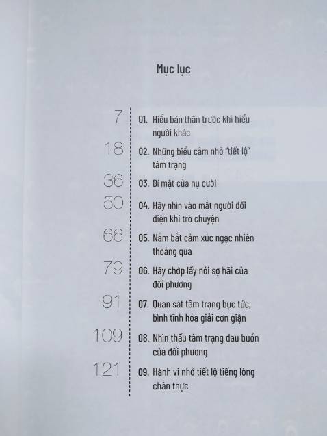 Tác giả đưa ra phán đoán về người đối diện thông qua phân tích các biểu hiện, hành vi. Một số mình thấy khá ổn, tuy nhiên một số chỉ nên tham khảo, vd: coi chữ viết đoán tính cách!?
Lưu ý là tác giả phân tích trên từng hành vi riêng biệt, vì vậy việc phán đoán có thể sẽ không chính xác trên thực tế nếu chỉ dùng một chi tiết này, chúng ta nên kết hợp nhiều yếu tố khác nhau để đưa ra nhận định về người khác.
Thực tế chắc không đơn giản như sách nhưng mình nghĩ các nội dung được nêu ra cũng gợi ý cho mình biết nên để ý thêm điều gì trong mối quan hệ với người khác chứ không chỉ là lời nói thông thường.
Các ví dụ đôi khi cũng hơi chưng hửng, giống kiểu sách "hạt giống tâm hồn" nhưng nếu không quá khó tính thì mình nghĩ ko thành vấn đề.
Ngoài lề, cuốn này ghi tác giả là Văn Hàn, nhưng nội dung kha khá giống cuốn "Giải mã hành vi, bắt gọn tâm lý" (cùng dịch giả, tác giả Lộc Dã). Mình mua cả 2 cuốn và xem sơ qua thì thấy cùng bố cục, có những đoạn giống nhau y đúc!? Không biết cùng tác giả hay không? Nếu vậy sao không để cùng tên? Nói chung là hơi khó hiểu. Các bạn quan tâm thì nên mua trước 1 cuốn, thích thì mua cuốn còn lại cũng ko muộn.