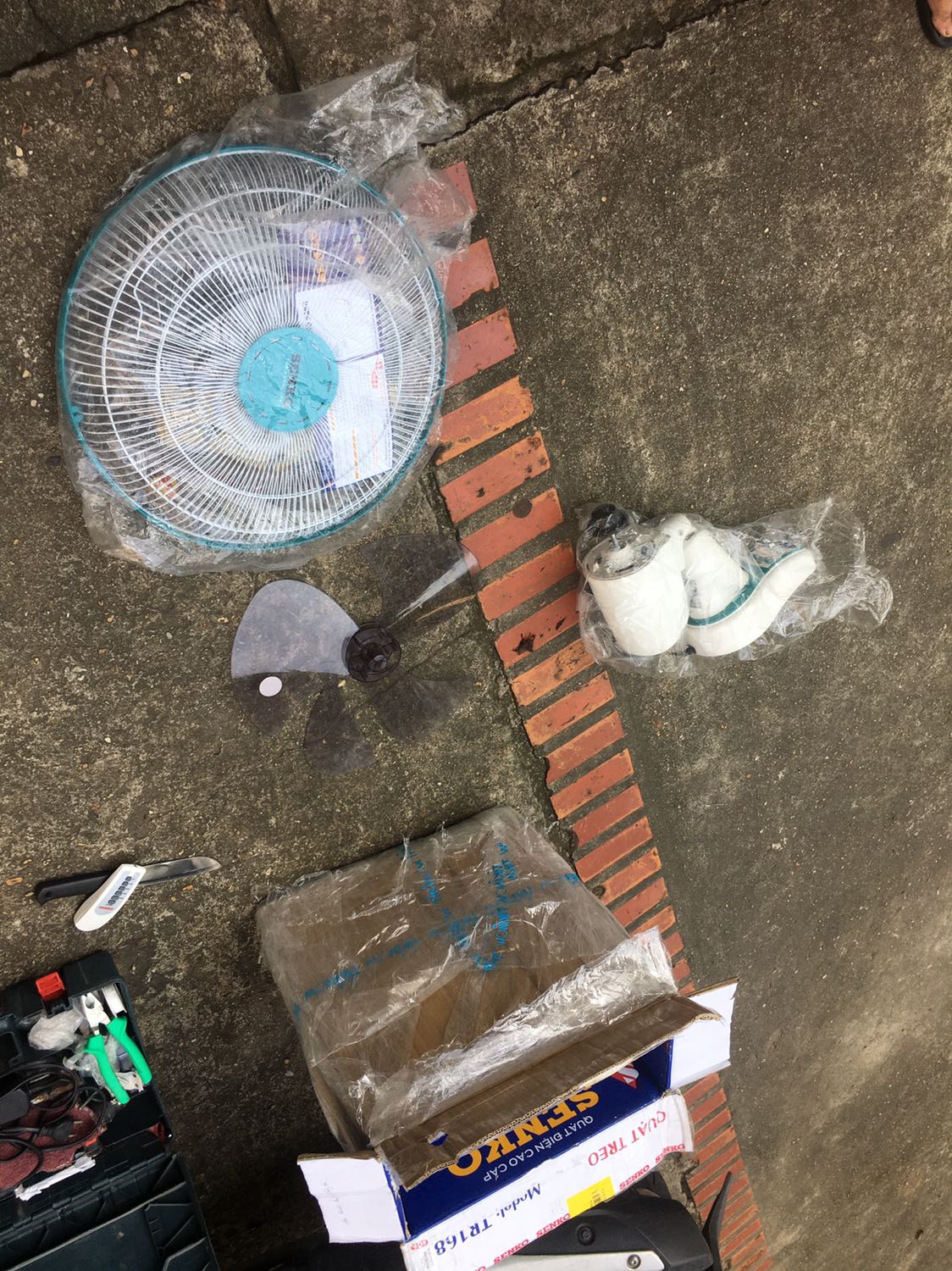 Sản phẩm tôi vừa nhận cái thứ 2 với giá 500k nhưng sản phẩm đã bị vỡ một cánh quạt như hình và không có móc treo, điều khiển không có pin, khó điều khiển vị trí quạt lên xuống (cái thứ nhất tôi nhận cách 2 ngày thì ok)
Thùng đóng không nguyên đai nguyên kiện Sản phẩm tôi vừa nhận cái thứ 2 với giá 500k nhưng sản phẩm đã bị vỡ một cánh quạt như hình và không có móc treo, điều khiển không có pin, khó điều khiển vị trí quạt lên xuống (cái thứ nhất tôi nhận cách 2 ngày thì ok)
Thùng đóng không nguyên đai nguyên kiện