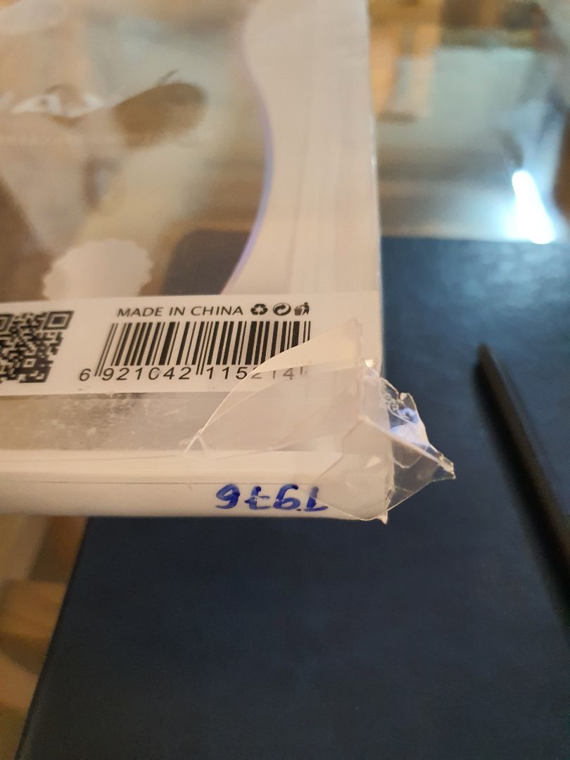 Hoàn thiện khá tốt, ok trong tầm giá.
Chất liệu ok.
Điểm trừ cho cái bao da của mình là có một vết nhựa dính vào ở mặt trong phía sau.
Không ưng lắm cái vỏ hộp, vì nó bị gãy, cảm giác như hàng để kho lâu, không được bảo vệ tốt lắm.  
Lưu ý khi dùng kiểu bao da này là không gắn bút được ở cạnh bên, nên khi để nằm tab sẽ để bút lung tung. Bút chỉ gắn ở phía sau camera, không có gì cố định, nên khi cho vào balo dễ rơi ra, dễ quên khi mang đi.