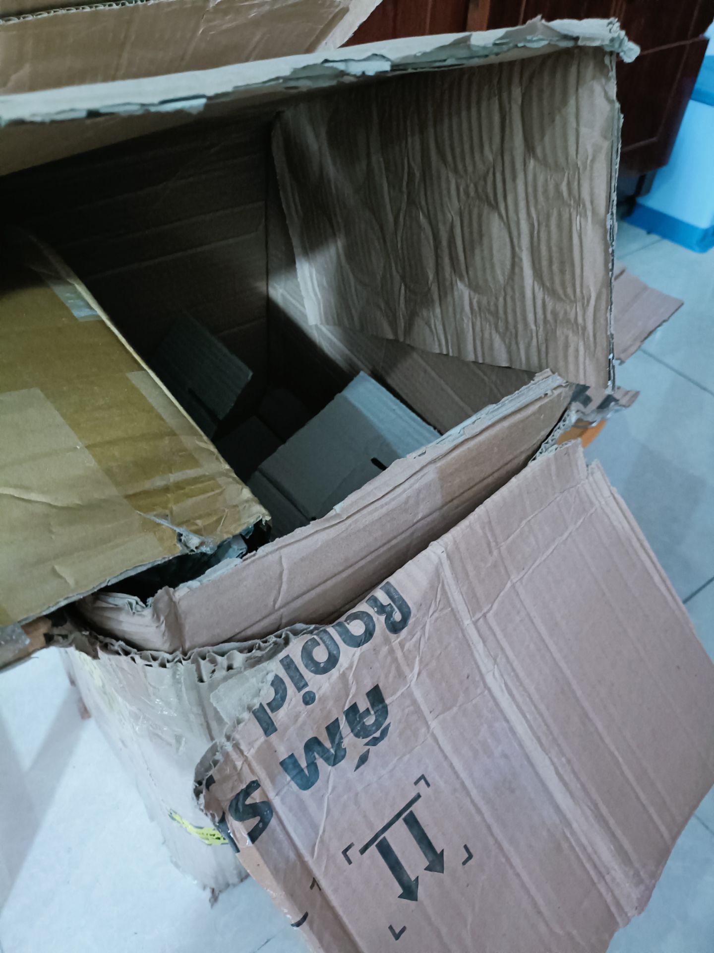 Giao hàng nhanh.đóng gói chắc chắn. đa phần sản phẩm tốt,nhưng có vài chai nắp bị móp, thân chai không đẹp.