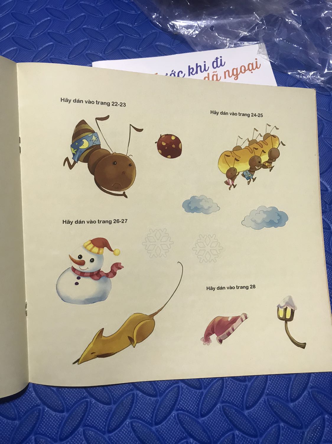 Shop đóng gói cẩn thận. Sách in màu bìa bóng. Khổ to. Gồm 3 câu chuyện Quạ uống nước trong bình. Cô bé quàng khăn đỏ!va 1 truyện nữa mình quên rồi. Toàn truyện kinh điển. Sale 12k. Hình vẽ dễ thương. Kèm theo 2 trang hình dán siêu yêu