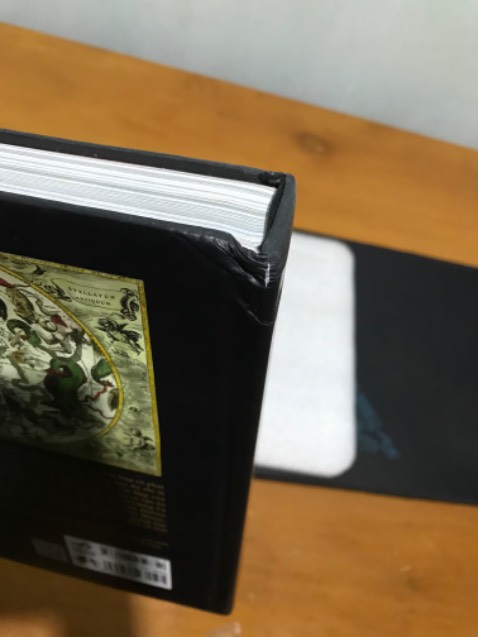 Một cuốn sách to nặng và đắt lại bị rách. Đặt từ mồng 2 tết tới hôm nay mới đc nhận sách mà mình cảm thấy buồn quá. Gói hàng vào hộp thì chỉ có mỗi sách lớn ở trong, ko có cái gì bọc hay cuốn nó vào. Vận chuyển như vậy mà gói hàng như thế là làm sao hả Tiki??? Tôi yêu cầu đổi trả lại cuốn khác.