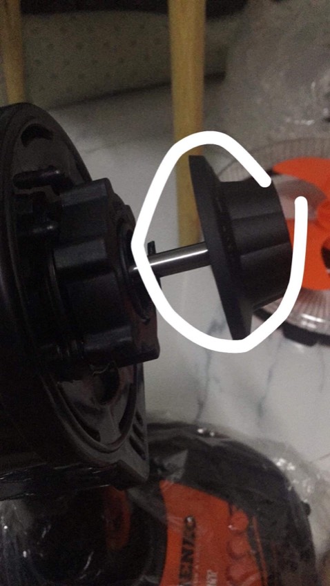 Quạt mới mà người bán lắp bộ phận này vào trước. Lắp quá cứng không thể tháo ra được để lắp cánh quạt vào. Người bán không cần phải lắp trước như vậy, người mua tự biết cách lắp. Quá chán