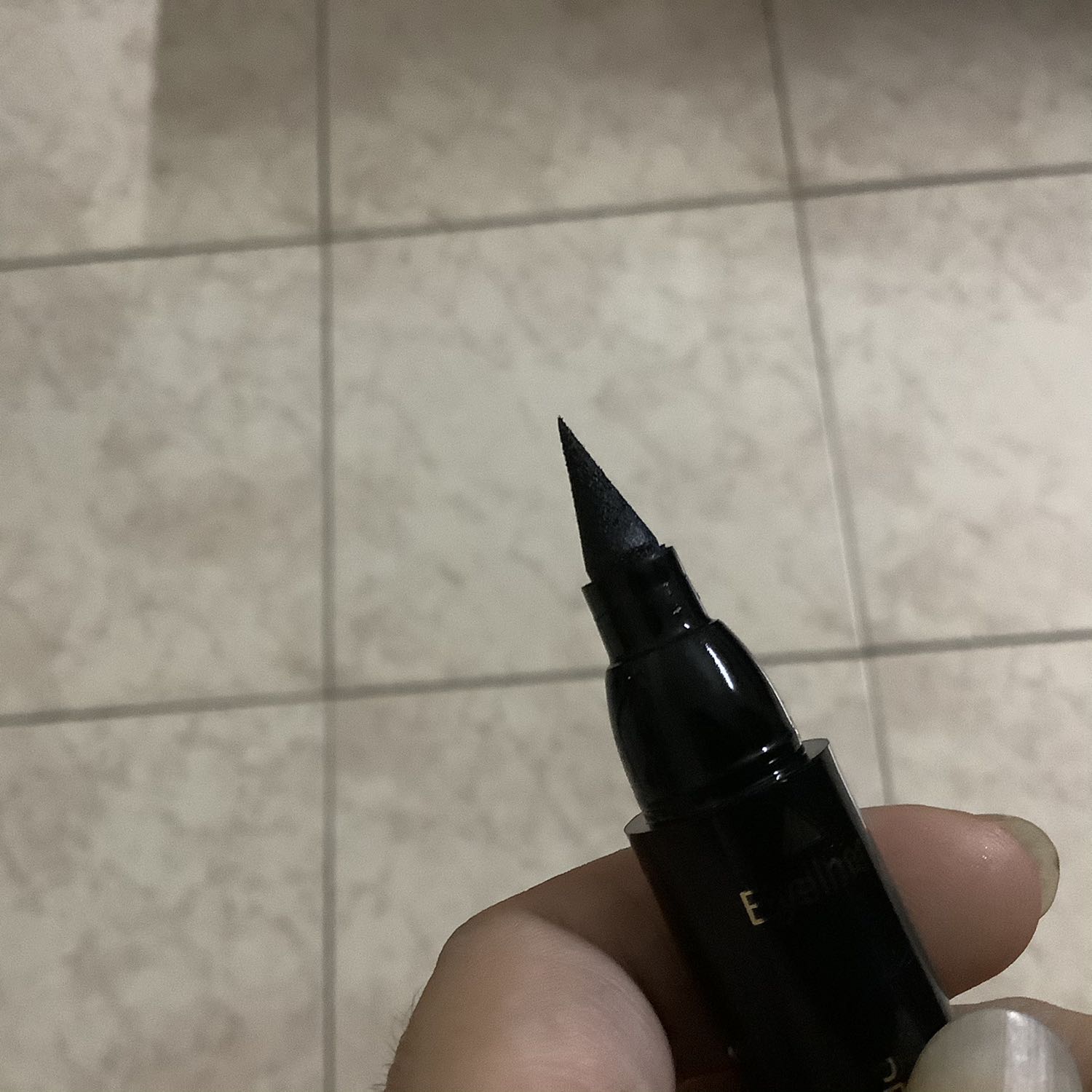 Nét mực đẹp, rõ nét nhưng đầu vẽ  hơi to, đầu in đuôi mắt thì rất to, nên nếu muốn lấy phần nhỏ thì rất dễ bị lem. nếu ai không thích trang điểm đậm thì không thích hợp mua loại này