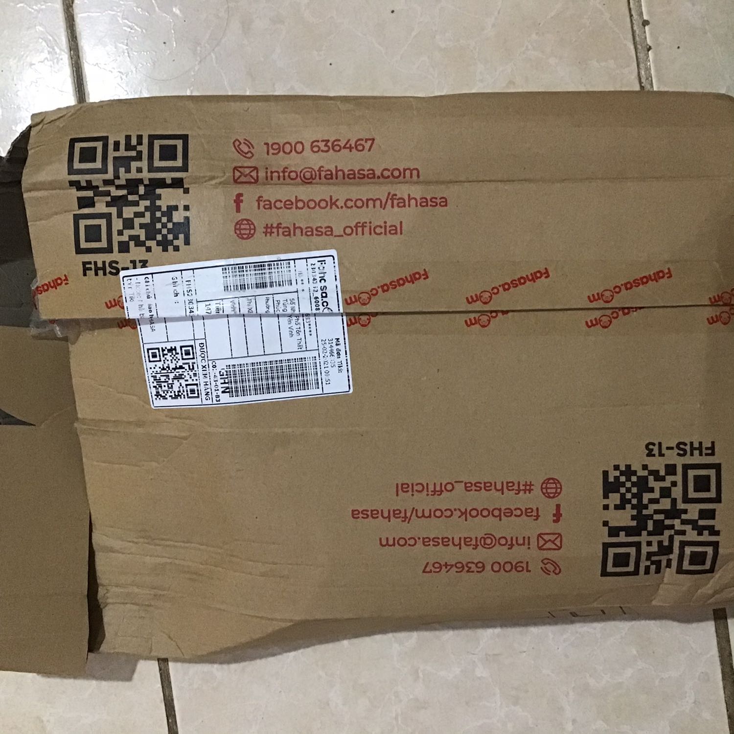 Riêng đơn hàng từ fahasa thì không bao giờ lo về quy cách đóng gói lẫn chất lượng sách. Nhưng vận chuyển Giao Hàng Nhanh GHN thì quá tệ,nhiều lần gặp tình trạng này,kiểu như ở khâu nào đó cố tình làm nhàu nát bọc ngoài để kiểm ta hàng hoặc ý định gì đó với hàng bên trong,vì vỏ hộp nát nhừ,băng dính bị xé đứt nhưng sách bên trong lại k hề suy suyển chút ít nào. Rất đáng quan ngại về nhà vận chuyển này