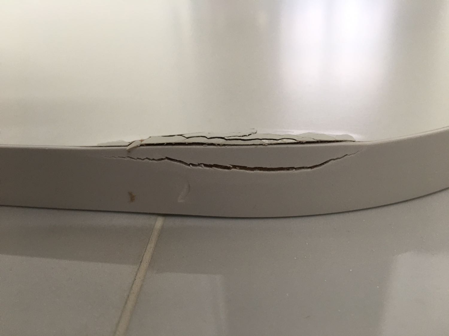 Bàn bị nứt, bị lỗi trên bề mặt bàn. Hàng đóng gói cẩn thận, mình thấy đánh giá tốt rất nhiều, chắc do mình xui. Bàn to và nặng, chân gỗ nặng, chắc chắn. Hy vọng lần sau mua không bị xui nữa!