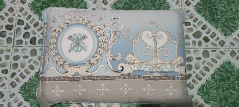 Chất liệu vải tốt họa tiết đẹp màu sắc cũng đẹp nhưng đường chỉ thì không đẹp vả lại còn có chỉ dư bên ngoài