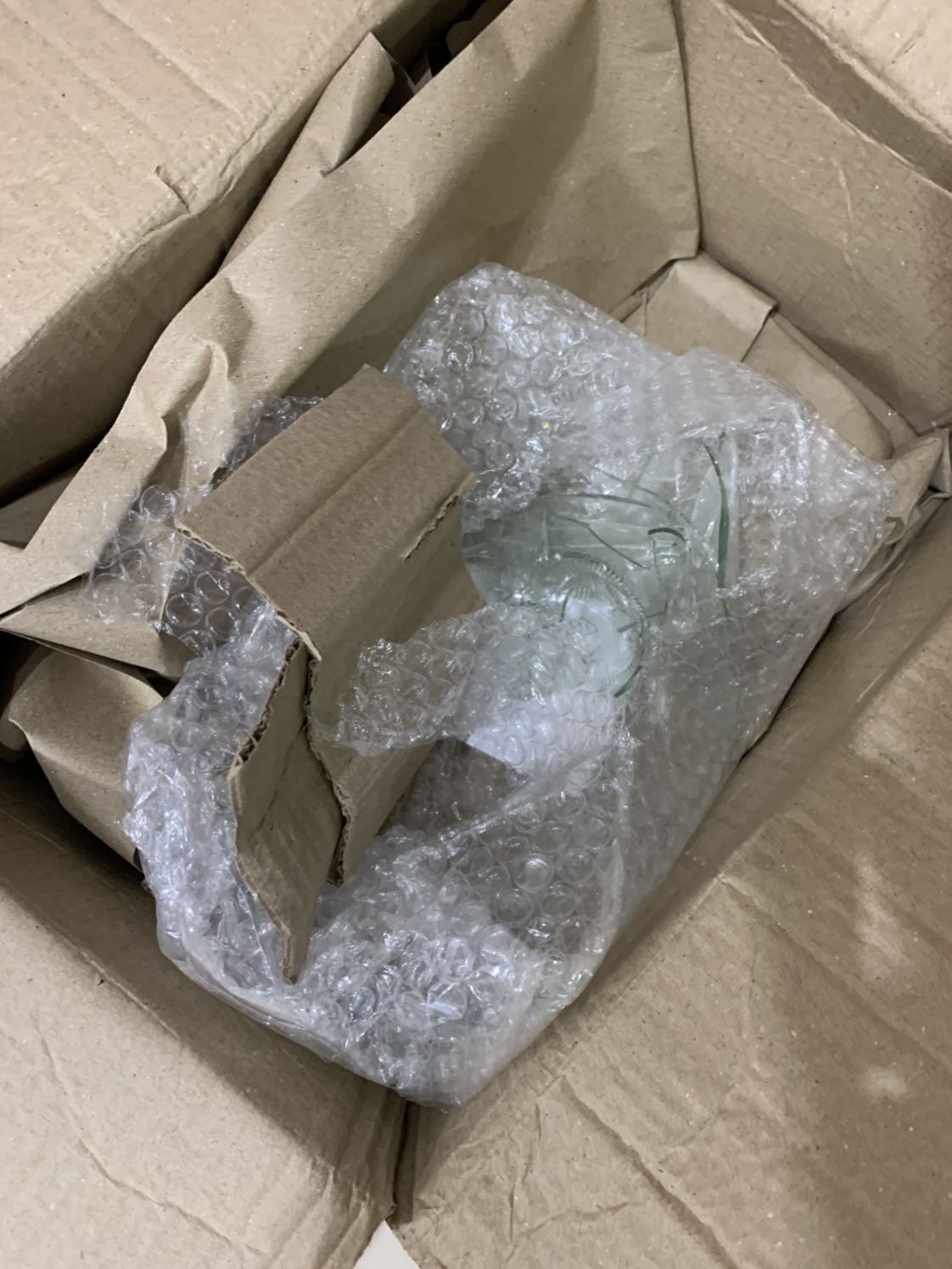 Bình thuỷ tinh dễ vỡ mà đóng gói hết sức cẩu thả, khi mở thùng ra thì 1 bình đã bị bể nát. Tiki có đền bù cho việc này không ?

Về chất lượng bình: có 1 bình hơi lỗi phần thuỷ tinh và 2 nắp bị móp.