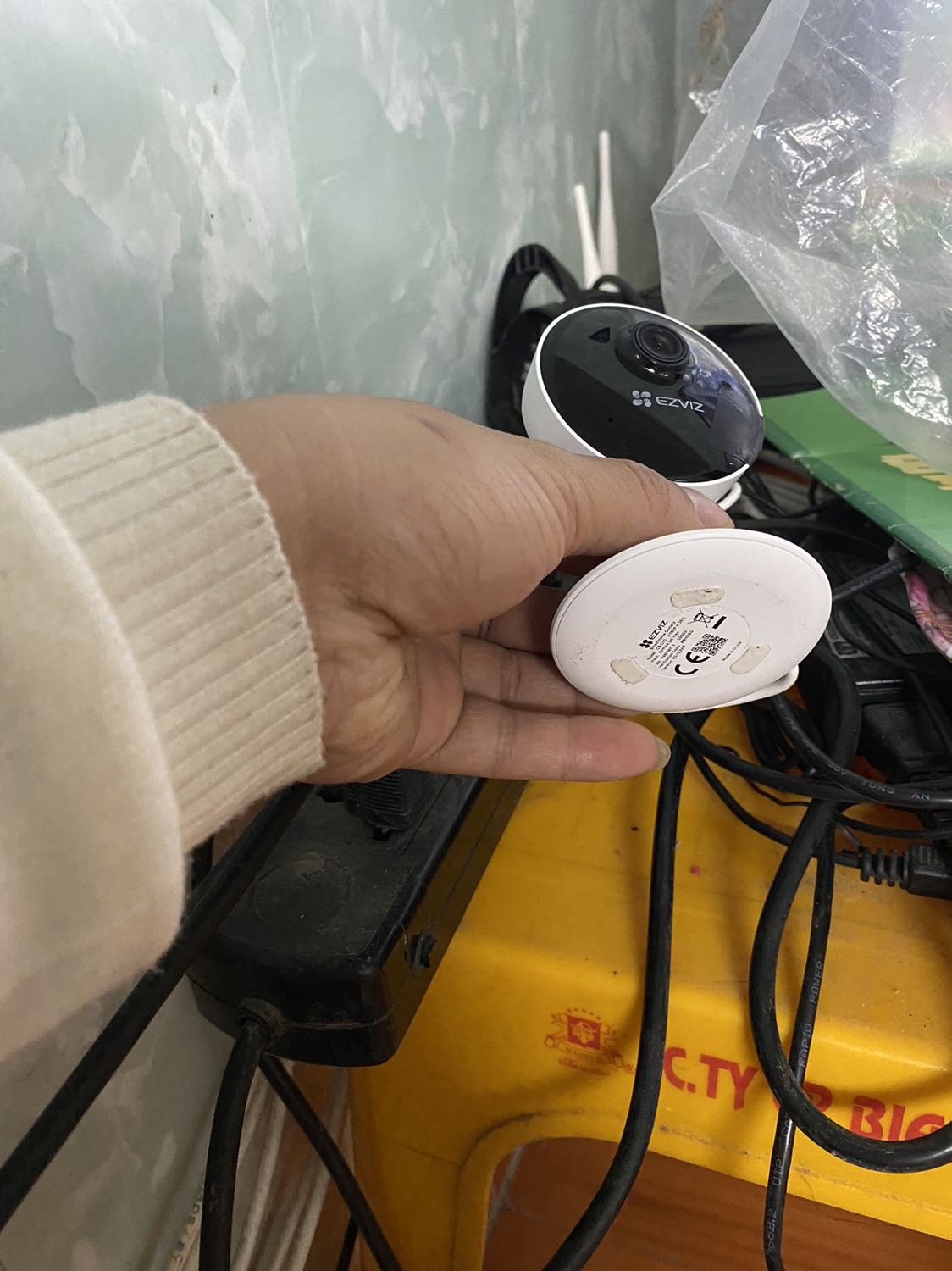 Sản phẩm camera ezviz sử dụng trong nhà nhỏ gọn tránh bị mọi người để ý, giá thành rẻ nhưng chất lượng cao, mình sử dụng và cài đặt dễ dàng.