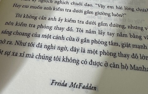 “Gầm giường” thay cho “Gầm dường”
“Louis Vuitton” thay cho “Louis Vuitoon”
“Mờ câm” thay cho “Mờ căm”

Ôi đọc mới 50 trang mà đã sai lỗi chính tả như này thì 300 trang còn lại như nào ạ???