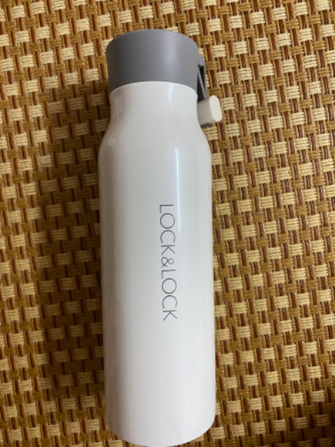 Sản phẩm đẹp, chắc tay. Nắp đậy chắc chắn không bị đổ nước ra ngoài. Bỏ vùa balo, nhẹ nhàng. Đáng để mua nè