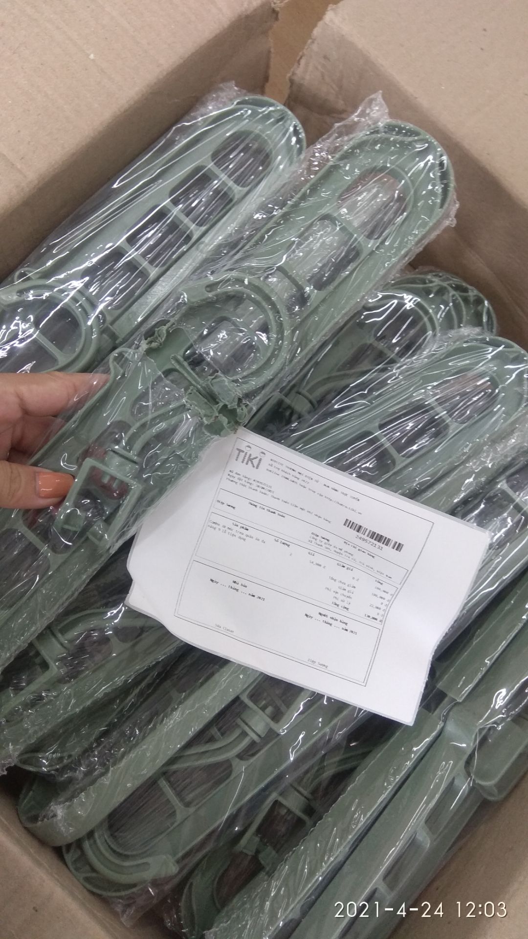 móc treo cứng cáp,tiện dụng!
mình đặt 2 combo gồm 20 cái,hàng đóng gói đẹp, lịch sự! Có 1 cái bị lỗi,đã gọi báo Tiki,nhưng thấy thương a shipper đứng ngoài nắng đợi giao cho mình nên kg nỡ đổi trả hàng,rồi chờ đợi hoàn đổi đơn khác nữa,nên mình nhận luôn!
hi vọng lần sau tiki sẽ kiểm tra hàng kĩ trước khi giao khách nữa là quá OK luôn! 
Mình tặng tiki 5 sao nha,vì thái độ phục vụ khách hàng bên tiki quá OK! Cám ơn tiki nhiều!