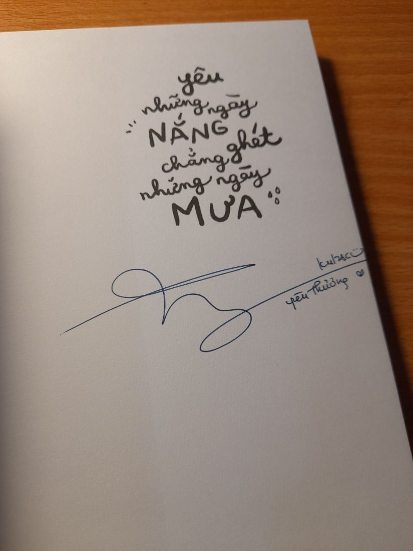 sách rất thơm, trông xinh lắm, có chữ kí của anh chú nên siêu mê, chất lượng giấy tốt, postcard siêu xing nhưng hơi mỏng. Ship về hơi lâu và sách không được bọc chống xóc nên dù hộp ngoài nguyên nhưng sách đã bị cong mép, ảnh này mình chụp sau khi đã lấy chồng sách đè lên mới hết cong. Nhưng rất đáng mua nhé.