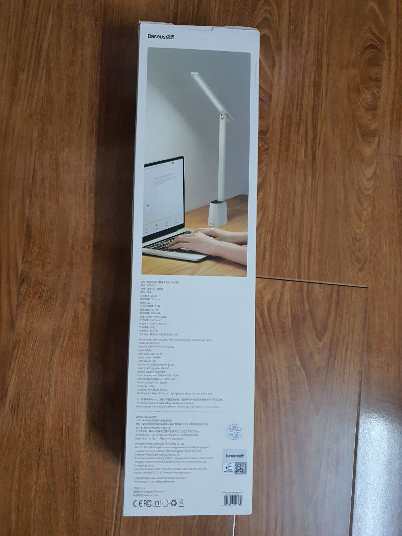 Mới dùng nên chưa đánh giá được độ bền cũng như pin thế nào. Đèn độ sáng ổn, lớp phân cực (polarized) có vẻ chỉ là dạng nhựa mờ. Thiết kế đơn giản, để trên bàn gọn gàng. Khoảng giá 5xx k là chấp nhận được.