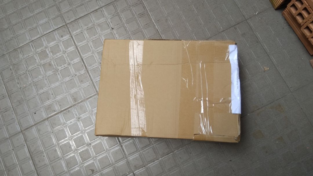 Nhân viên giao hàng nhiệt tình , thân thiện .
 Đóng gói cẩm thận .
 Trong hộp không có cáp HDMI .