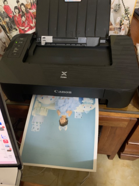 Mới nhận máy hôm nay *** luôn. Máy chạy êm. Mình tìm mãi một con máy tương thích Mac Air M1 và giá cả hợp lí. In nhanh, màu nét đẹp. Không phải cài đặt gì phức tạp, cắm dây vào là in thôi. Các bạn dùng Mac có thể tham khảo nhé. Hi vọng độ bền tốt để sử dụng được lâu dài.