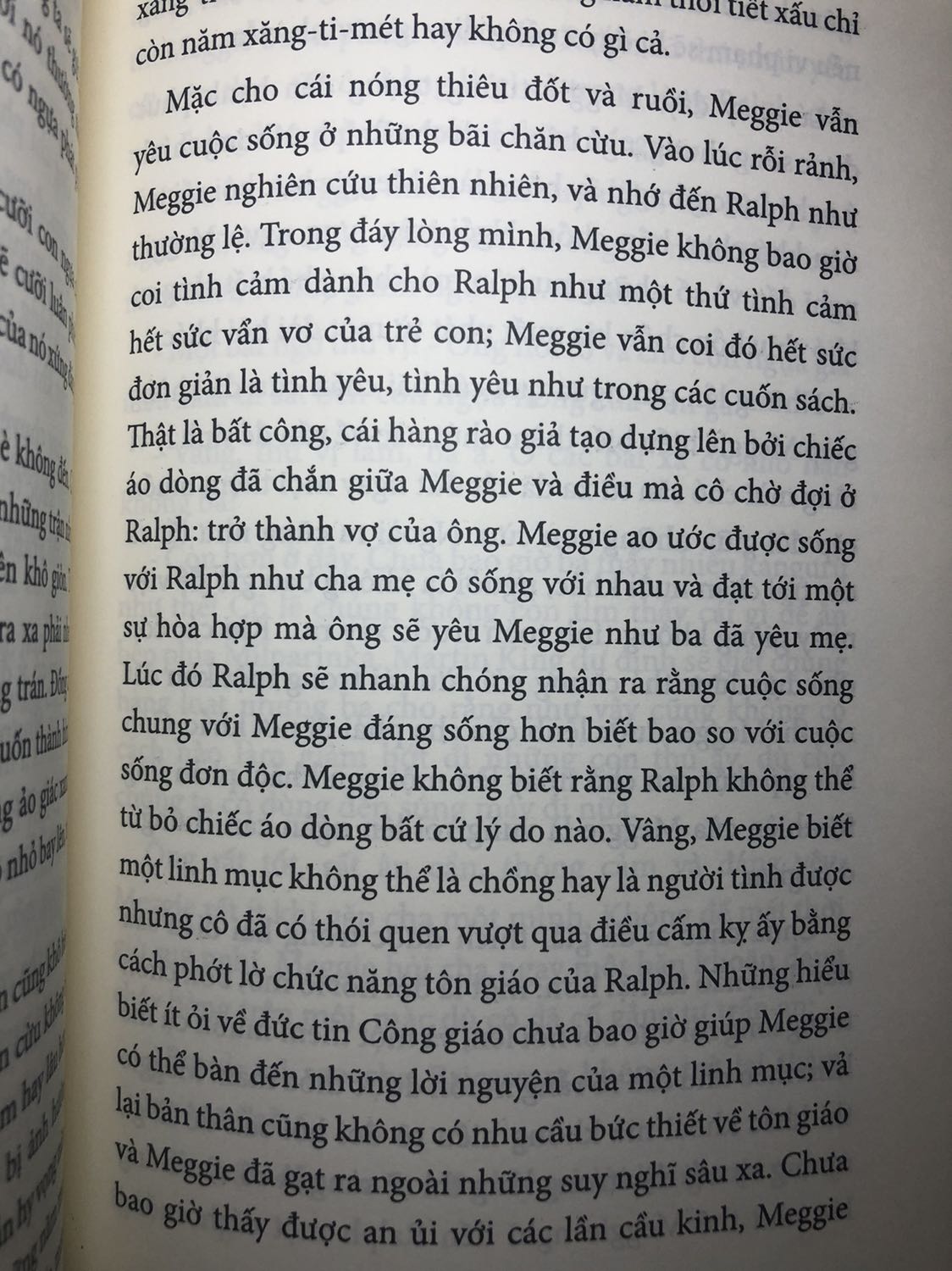 Về hình thức: chất giấy đẹp. Sách khá dày. Tuy nhiên vài chỗ sai chính tả. 
Về nội dung: căn bản mình k phải fan tiểu thuyết tình yêu, đọc sách này để biết thêm về tác phẩm thôi, vì vậy mình thấy nội dung bình thường. Nhưng nếu ai thích đọc mấy tiểu thuyết về tình yêu như này thì mình nghĩ nên mua. Tình yêu thắm thiết xong đau khổ xong lại bùng cháy rồi kết thúc lại đau khổ. Thấy đoạn trích đầu trang sách lối văn hay, thơ.