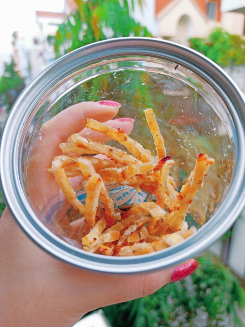 Khô cá rất mềm và ăn cực kỳ ngon, mình rất thích hương vị này. Chấm với tương ớt càng tuyệt hảo hơn nữa.