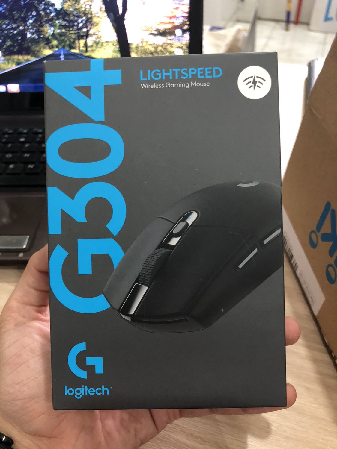 Hàng giao nhanh cực.
Đóng gói chắc chắn.
Hộp sản phẩm ko móp méo.
Chuột mới tinh tươm và rất đẹp. Các nút bấm rõ ràng, chắc chắn.
* Nhưng sao mình ko thấy tem Bảo Hành sản phẩm; mà chỉ thấy tem của nhà cung cấp thôi vậy.