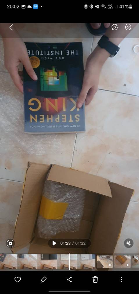 Lần đầu đặt trên tiki, đọc đánh giá thấy hơi lo phần vận chuyển nhưng may là về tới nơi nguyên vẹn và có một lớp chống sốc, book care của tiki mỏng hơn loại mua riêng trên *** nhưng được cái khít, mà phần cắt nhìn hơi méo