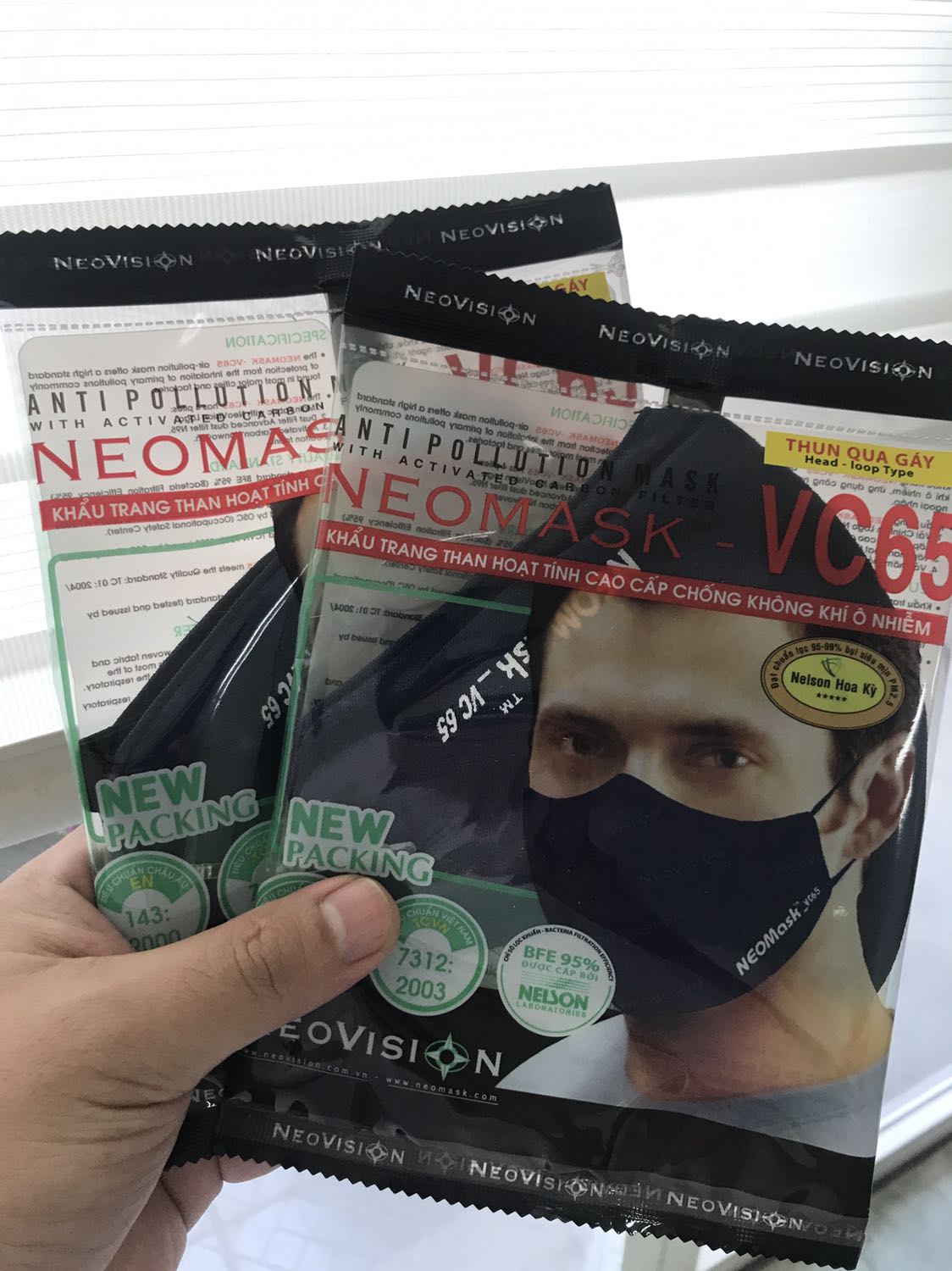 Sản phẩm đóng gói chắc chắn, màu sắc chuẩn mình thích luôn . Chất vải mền mịn, *** thử không thấy đau khi đeo qua tai . Sẽ ủng hộ thêm shop nhé