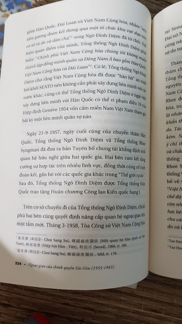 Những góc khuất trong lịch sử Việt Nm hiện đại. Một cái nhìn khác về *** Việt Nam Cộng Hòa. Sách hay!!