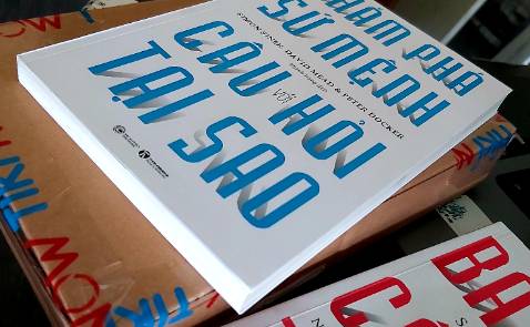 “ Tại sao? ” _ Đó là câu hỏi mỗi người chúng ta phải trả lời khi lên kế hoạch cho bất cứ việc gì , từ dự án cá nhân đến chiến lược kinh doanh. Nếu không biết rõ bản thân muốn đạt được điều gì, bạn sẽ mất đi định hướng và ý nghĩa trong cuộc sống. Tương tự, nếu thiếu tầm nhìn và sứ mệnh, doanh nghiệp sẽ không thể vượt qua đại dương của những thử thách để đạt tới thành công. Cuốn sách này sẽ giúp bạn cũng như đội nhóm và tổ chức của mình tìm thấy ý nghĩa trong mọi mặt của cuộc sống. Hãy cùng nhau Khám phá sứ mệnh với câu hỏi tại sao!
Dịch vụ TikiNow vẫn rất ổn, dù là ngày lễ mình vẫn nhận được sách luôn và ngay 🤩, tiếp tục ủng hộ!