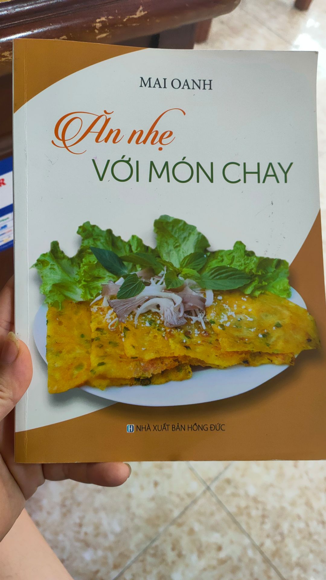 mình mua 1 loạt các cuốn sách nấu ăn. khá hữu ích. hướng dẫn dễ hiểu