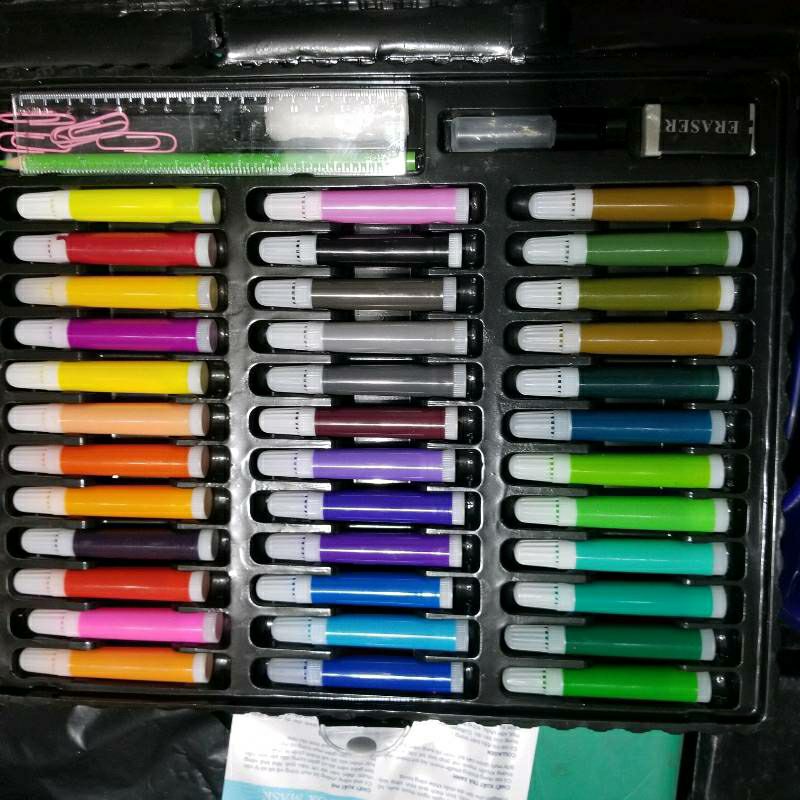 nhiều màu quá. mà giá lại quá hời luôn. màu tốt k bị bở, to lên rất đập. có đủ loại bút màu rất tiện cho bé nhiều màu quá. mà giá lại quá hời luôn. màu tốt k bị bở, to lên rất đập. có đủ loại bút màu rất tiện cho bé