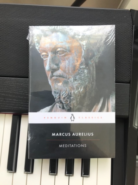 Mình tìm quyển này cũng lâu rồi, đây được xem là một trong những quyển vô cùng quan trọng cho những người theo đuổi chủ nghĩa Khắc Kỷ, viết bởi một trong 5 vị hoàng đế giỏi nhất La Mã, người sau này được Washington noi theo từ bỏ quyền lực tối cao để xây dựng nên nước Mỹ hiện đại. Những câu chữ mặc dù đã viết từ lâu nhưng vẫn rất thực tế và áp dụng được cho cuộc sống hiện đại! Xem như một kim chỉ nam sống cũng không phải là nói quá!
Fahasa bọc sách rất kỹ, có lớp chống sốc, giao hàng nhanh, rất hài lòng!