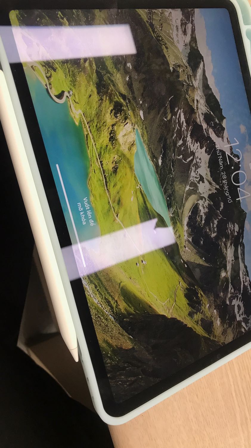 ốp silicon khá cứng dày và chắc chắn  , nói chung là mặt tốt là chống shock cầm chắc chắn và rất đầm tay , độ hoàn thiện chi tiết cao . Điểm trừ là pencil ko nhận sạc vì ốp quá dày và cứng , khe bút cho vào thì dễ mà lấy ra rất khó . nên xem xét điều này trước khi mua , còn lại khá xứng đáng