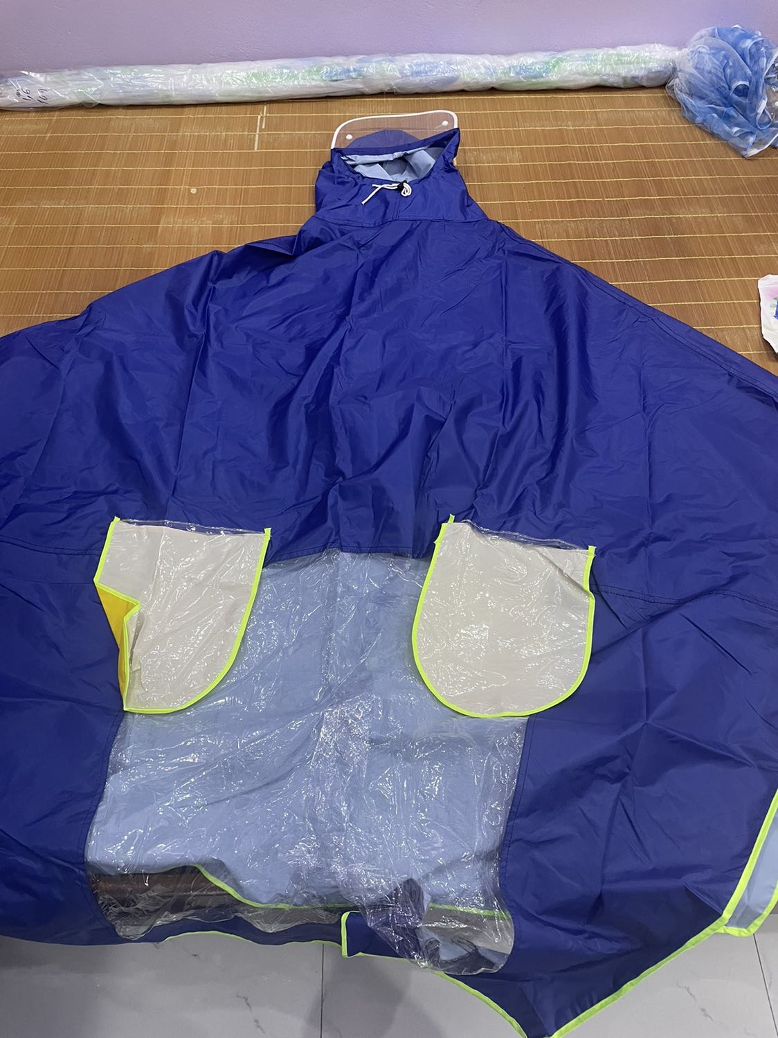 Áo mưa không giống hình lắm, màn chắn mưa hắt bé hơn ảnh nhiều, mũ người ngồi sau không có chắn mưa như ảnh. Chất liệu mỏng và ko dk bền lắm