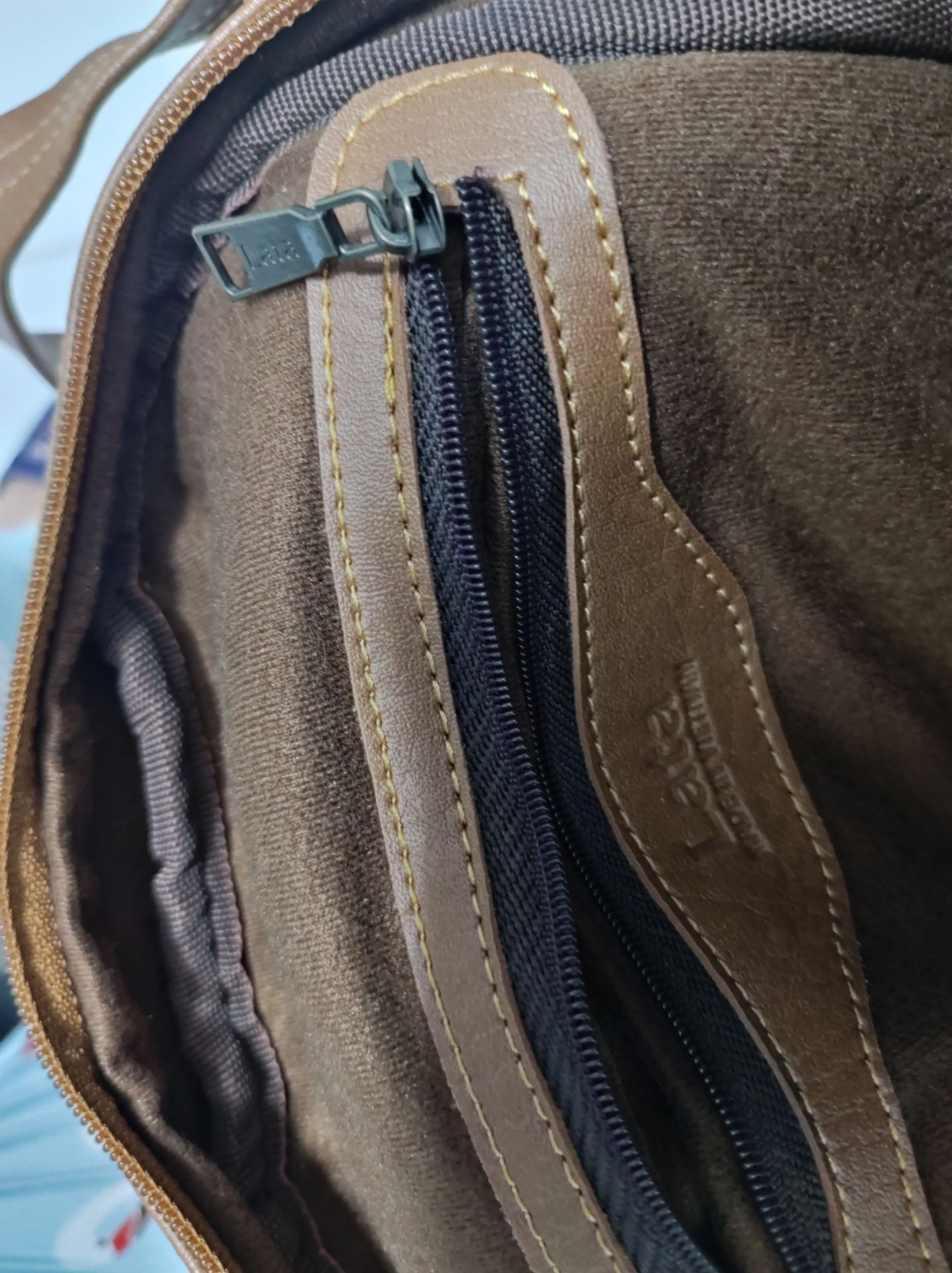 Hôm trước mới nhận hàng chưa kịp xem kỹ bên trong. Hôm nay lấy ra dùng mới thấy khóa trong balo bị hỏng. Lần trước mua của shop khá ưng nhưng lần này thì thất vọng. Các móc cài quai balo hơi rỉ. Gần 500k cho 1 sản phẩm mà chất lượng k được như mong muốn. Mong shop lắng nghe phản hồi khách hàng để cải thiện chất lượng sản phẩm.