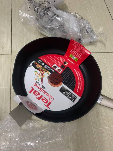 Chảo khá dày dặn, cầm nặng tay. 
Tuy nhiên gói hàng không kỹ, không có hộp chỉ đóng bằng nilong. Mở ra chảo bị móp như hình, tay cầm của chảo bị lung lay.
Đã gửi phản hồi đổi trả hàng cho tiki, đề nghị xử lý trả hàng, đã máy ngày gửi đề nghị mà chưa thấy nhân viên liên hệ lại
Trước khi mua cũng đọc comment của mọi người về tình trạng chảo bị móp, tưởng shop sẽ khắc phục ai dè, quá thất vọng