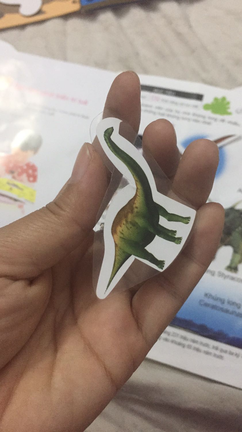 Bé mình còn nhỏ nên mình mua thêm miếng dán dính vẻol 2 mặt loại 1 cm, có keo sẵn và mua thêm giấy cứng bằng nhựa 
Xong mình gỡ hình ra dán lên giấy cứng rồi dán verol 1 miếng lên hình 1 miếng lên sách. Như vậy bé có thể chơi được nhiều lần, dán trên bìa cứng miếng bóc dán sẽ bền hơn
Các bố mẹ có thể sử dụng cách này để tiết kiệm